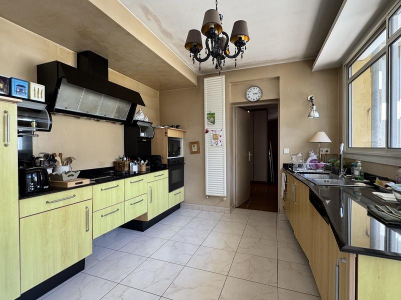 Maison - 225 m² - 7 pièces