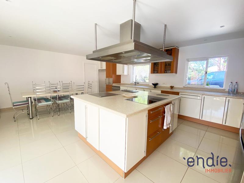 Maison - 300 m² - 6 pièces