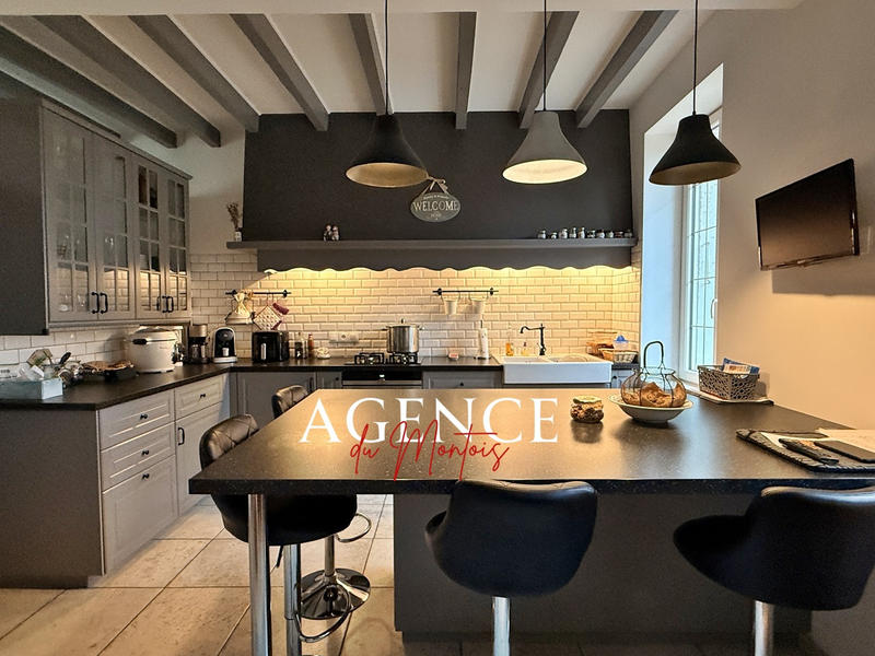 Maison - 205 m² - 5 pièces