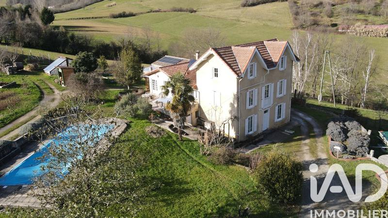 Maison - 236 m² - 7 pièces