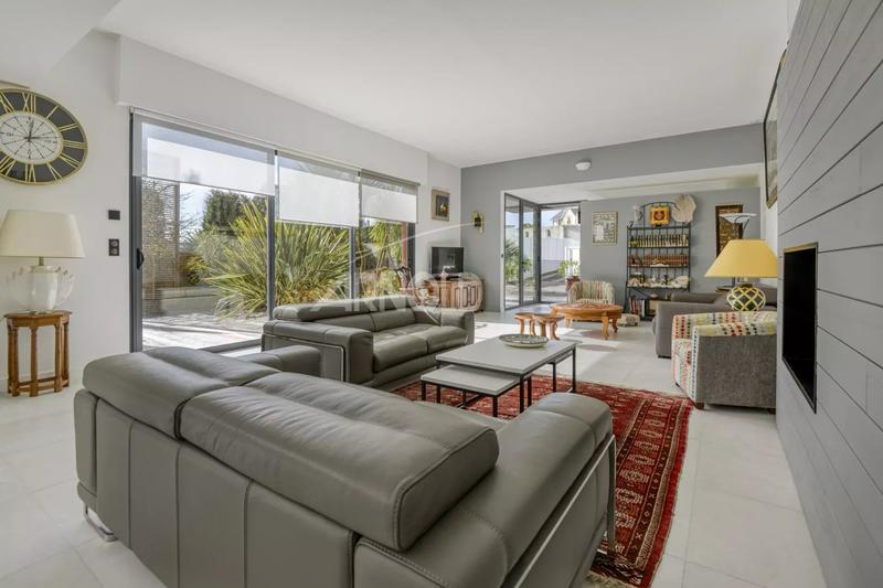 Maison - 220 m² - 7 pièces