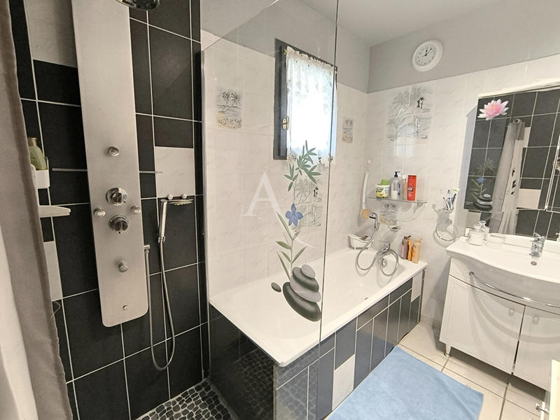 Maison - 93 m² - 5 pièces