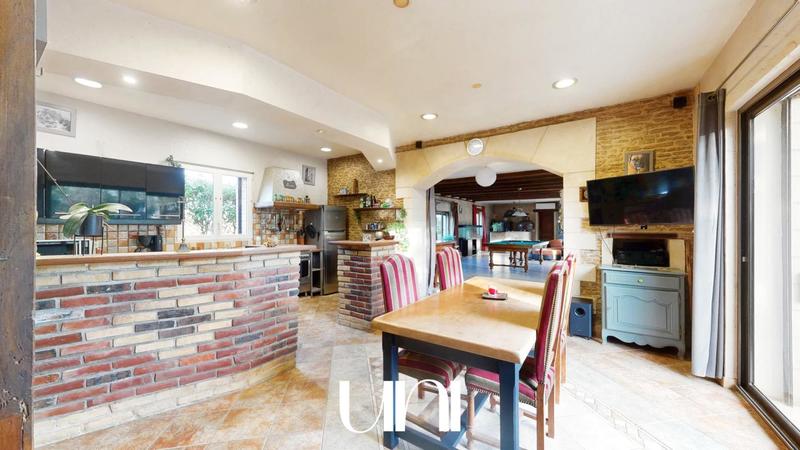 Maison - 630 m² - 30 pièces