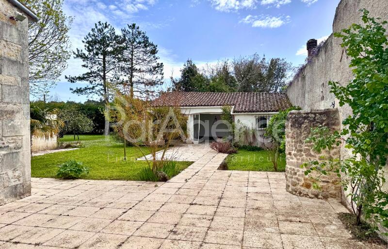 Maison - 241 m² - 8 pièces