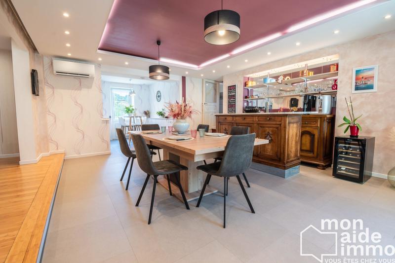 Maison - 240 m² - 10 pièces