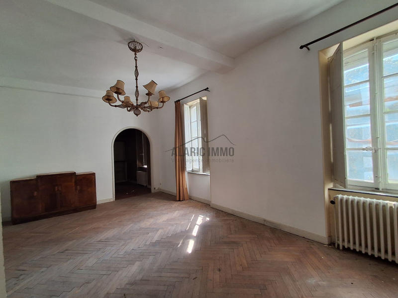 Maison - 950 m² - 42 pièces