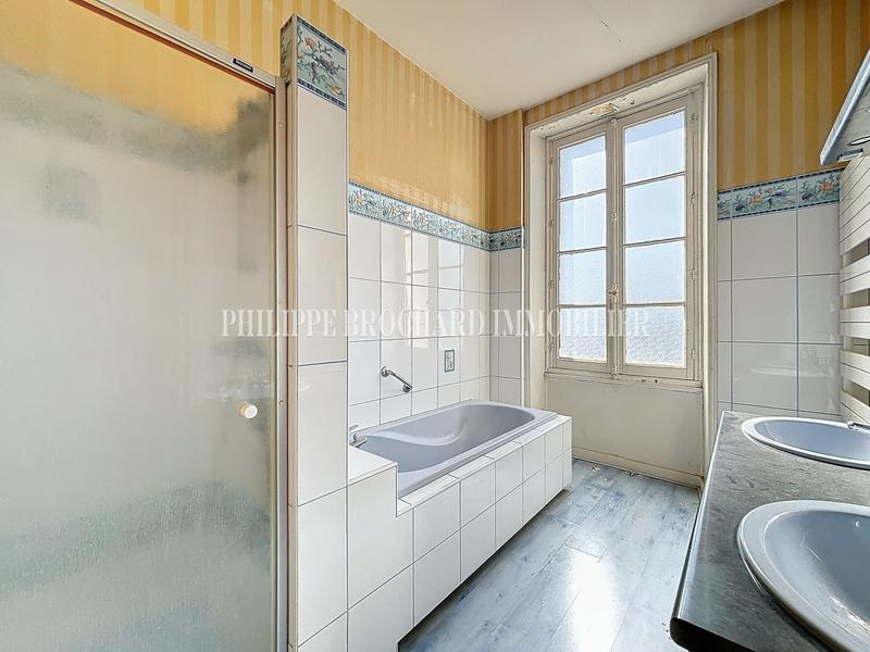 Maison - 241 m² - 12 pièces