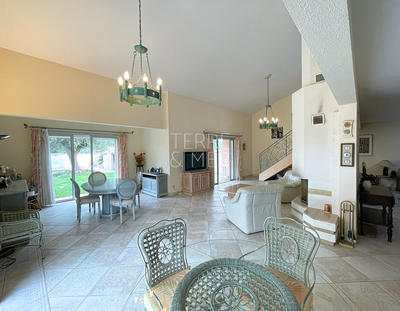 Maison - 240 m² - 7 pièces