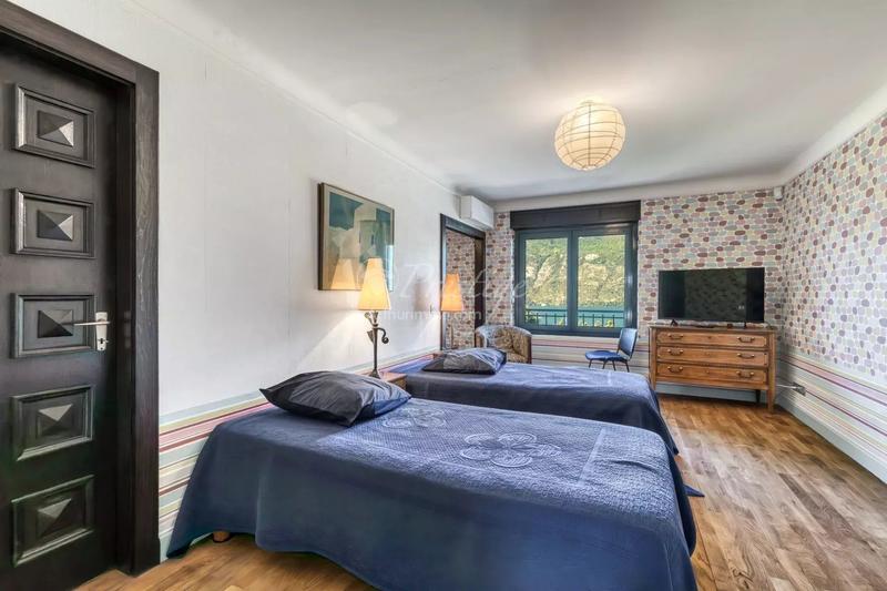 Maison - 452 m² - 12 pièces