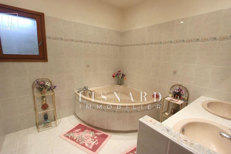 Maison - 370 m² - 16 pièces