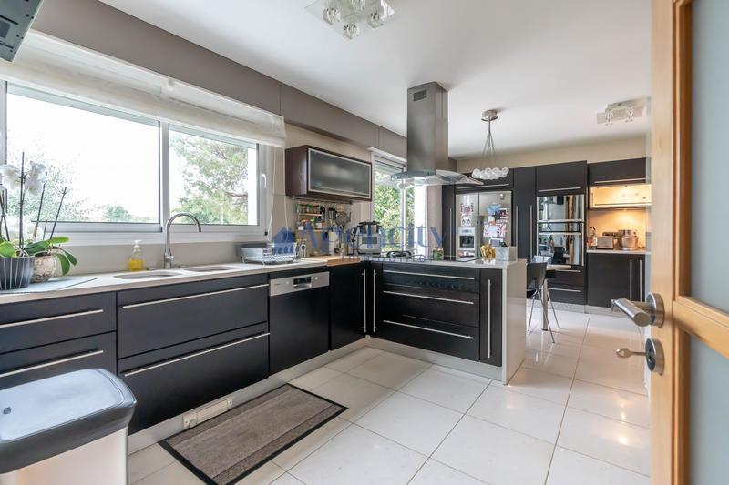 Maison - 214 m² - 7 pièces