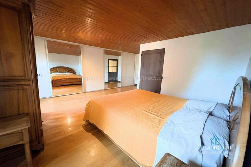 Propriété - 242 m² - 6 pièces