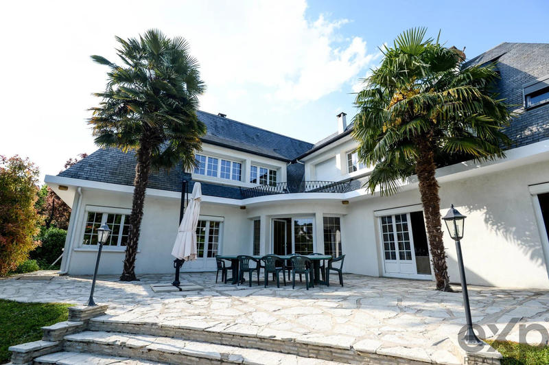 Maison - 318 m² - 10 pièces