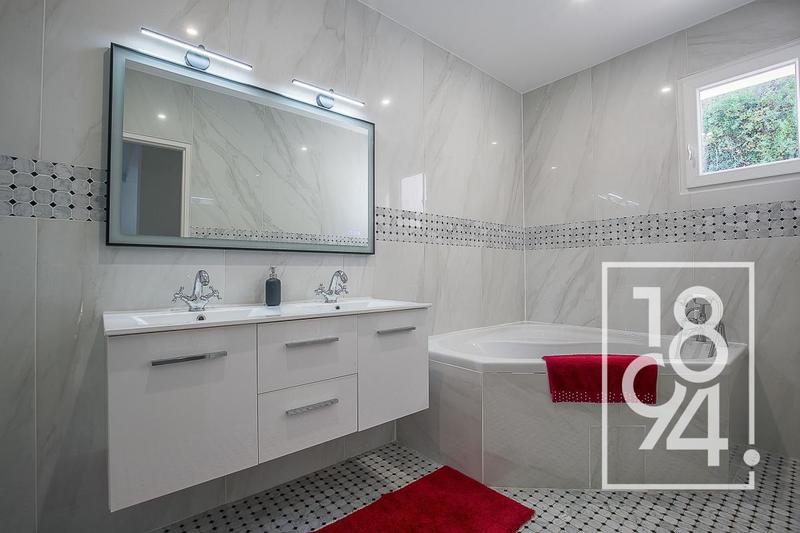 Maison - 280 m² - 7 pièces