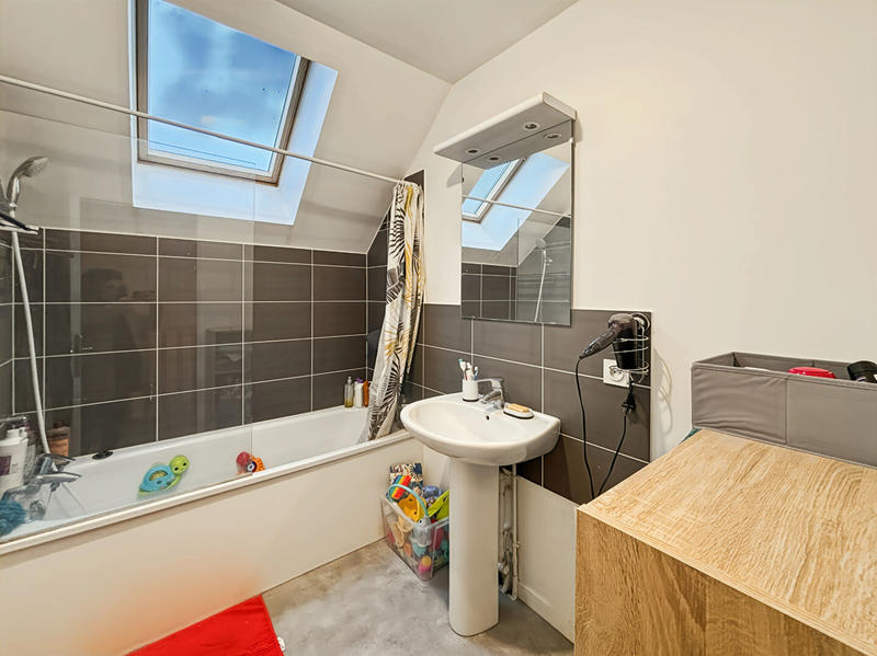 Maison - 90 m² - 5 pièces