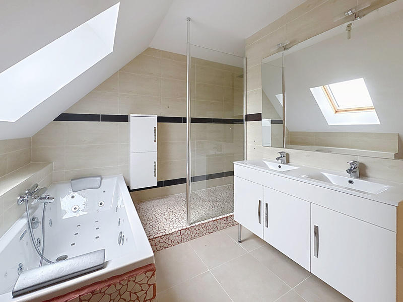 Maison - 206 m² - 8 pièces