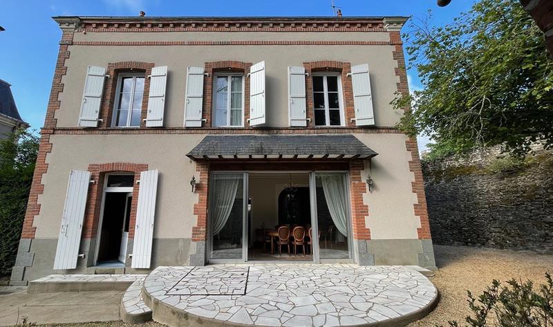 Maison - 210 m² - 11 pièces