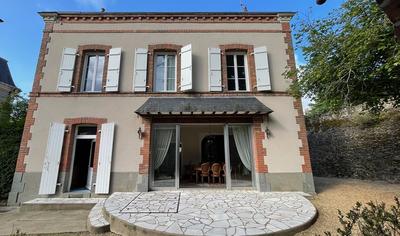 Maison - 210 m² - 11 pièces