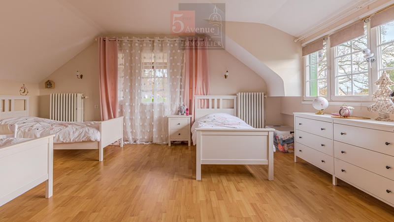 Maison - 220 m² - 6 pièces