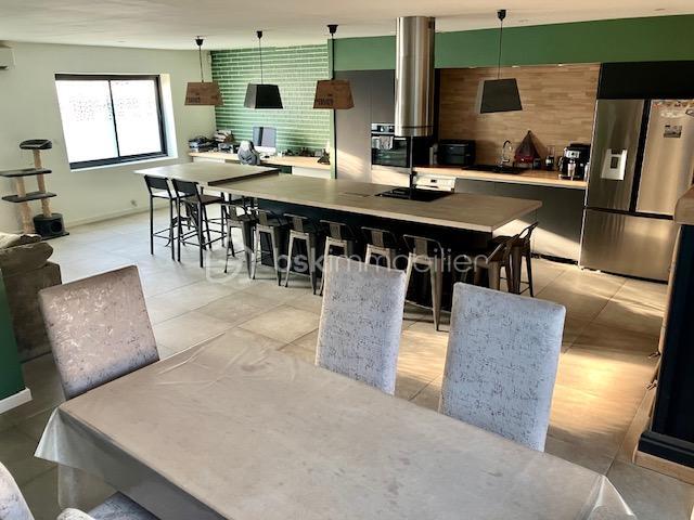 Maison - 650 m² - 12 pièces