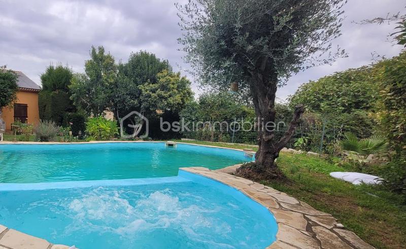 Maison traditionnelle - 262 m² - 9 pièces