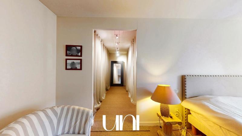 Maison - 250 m² - 6 pièces