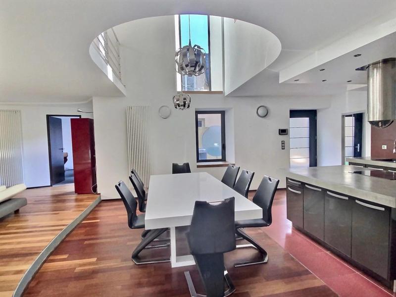 Maison - 240 m² - 8 pièces