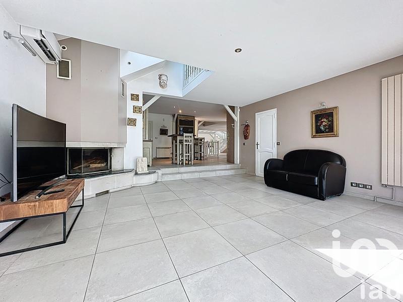 Maison - 250 m² - 8 pièces