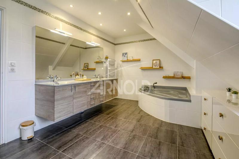 Maison - 249 m² - 6 pièces