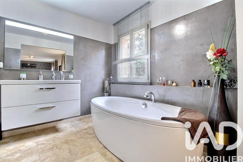 Maison - 200 m² - 5 pièces