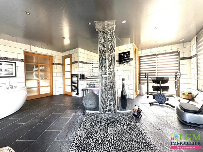 Maison - 2 450 m² - 2 pièces