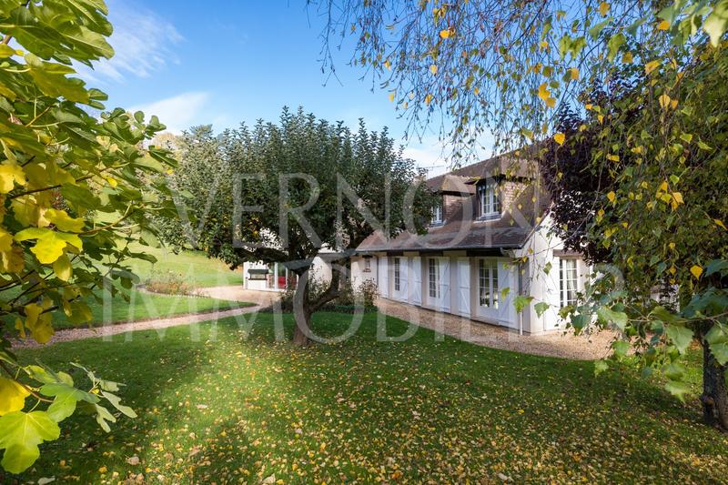 Maison traditionnelle - 270 m² - 8 pièces