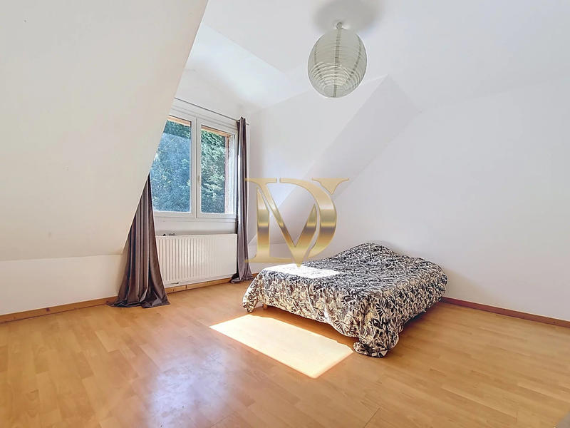 Maison - 245 m² - 9 pièces