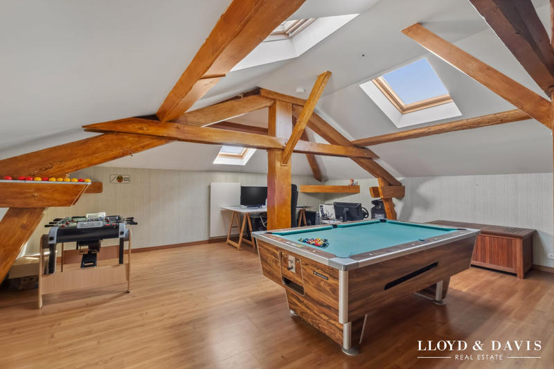 Maison - 280 m² - 9 pièces