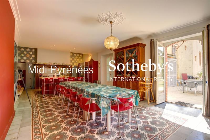 Maison - 477 m² - 15 pièces