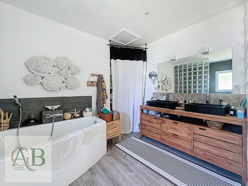 Maison - 220 m² - 7 pièces