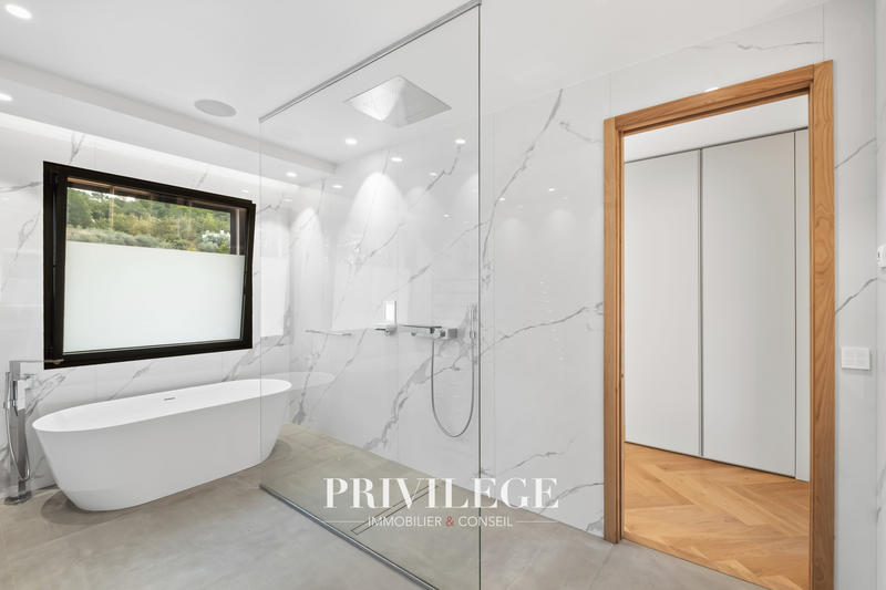 Villa - 340 m² - 8 pièces