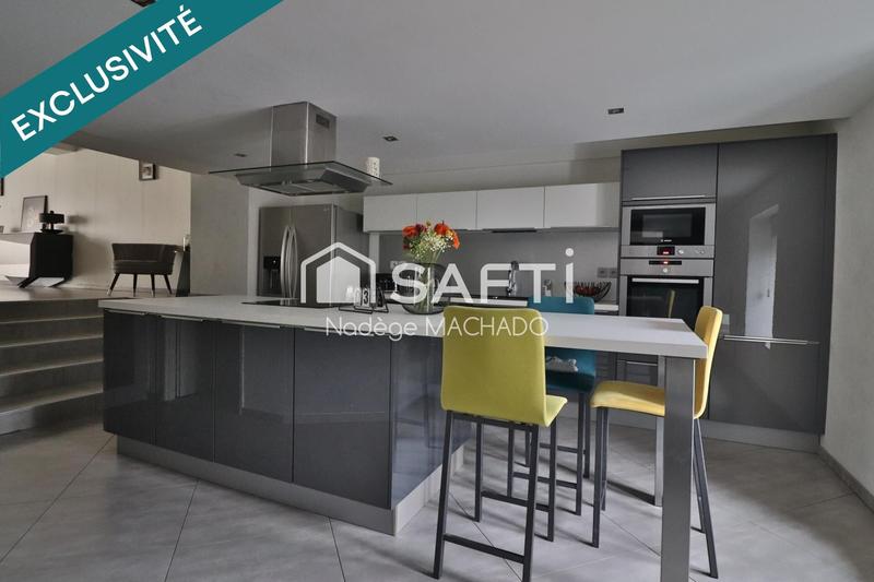 Maison - 219 m² - 9 pièces