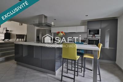 Maison - 219 m² - 9 pièces