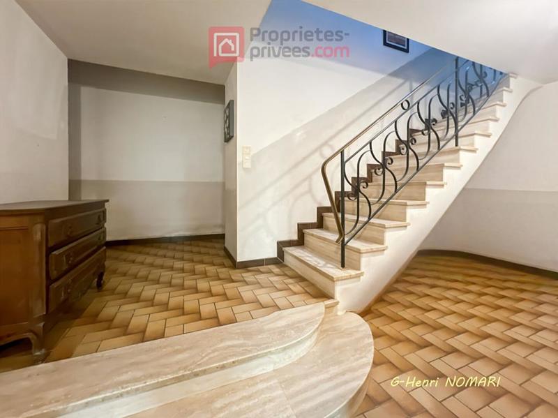 Maison - 228 m² - 9 pièces