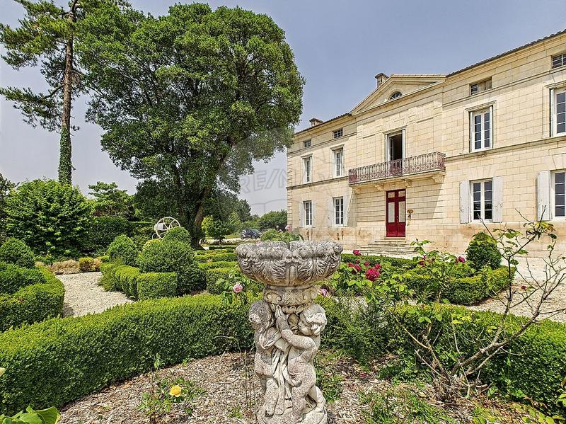 Maison de maîtres - 531 m² - 11 pièces