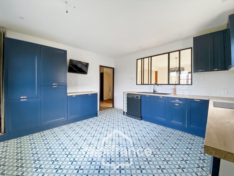 Maison - 220 m² - 8 pièces