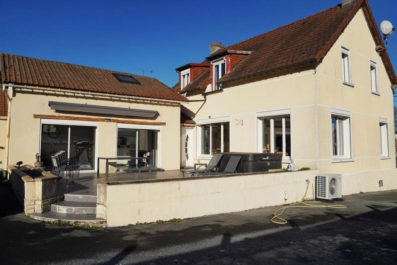 Maison - 220 m² - 8 pièces