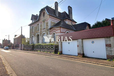 Maison - 256 m² - 12 pièces