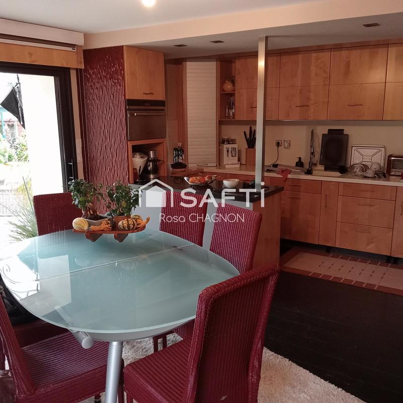 Maison - 220 m² - 7 pièces