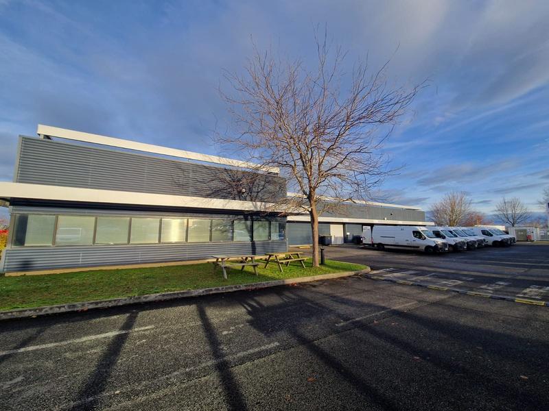 Entrepôt - 1 440 m²