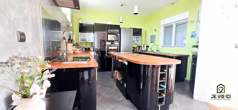 Maison - 220 m² - 8 pièces