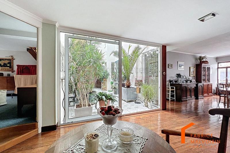 Maison - 402 m² - 16 pièces