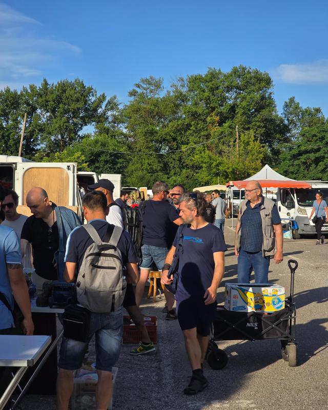 Déballage marchand aux puces du canal