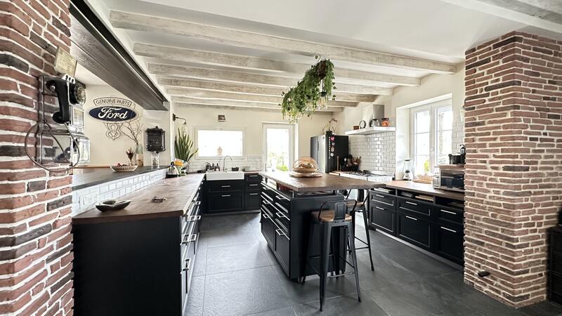 Maison - 312 m² - 9 pièces